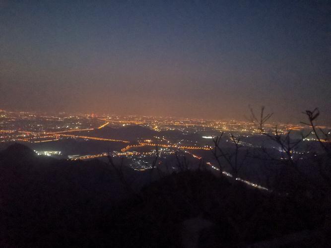 观看宁波夜景的山